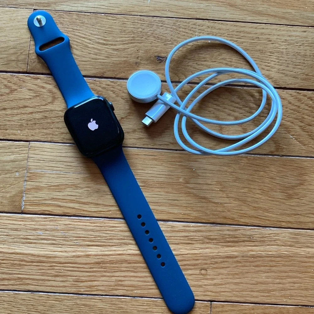 Apple Watch 7 - 45mm (with USB type A or C charger)